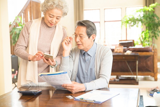 Con trai rủ mẹ cùng đi du lịch, bố lập tức lén đưa cho vợ 35 triệu tiền mặt và dặn giấu đi: “Tới nơi bà sẽ hiểu”- Ảnh 2. Con trai rủ mẹ cùng đi du lịch, bố lập tức lén đưa cho vợ 35 triệu tiền mặt và dặn giấu đi: “Tới nơi bà sẽ hiểu”- Ảnh 2.