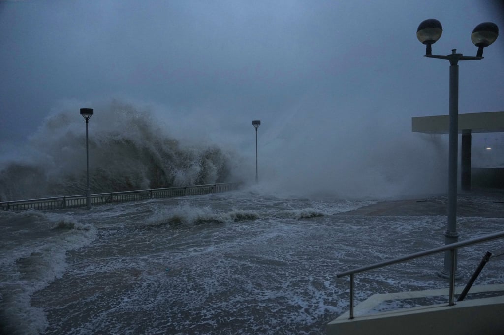 Siêu bão Ragasa: Sóng lớn
