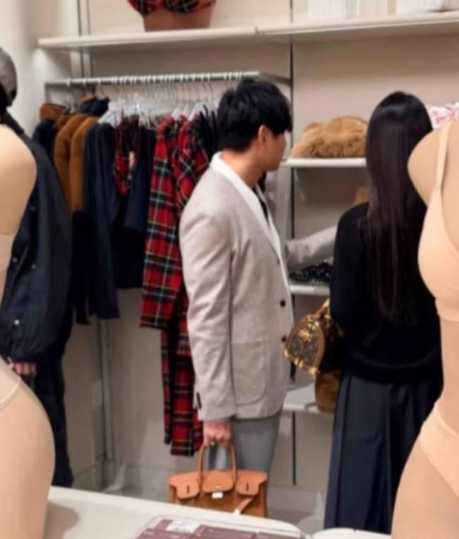 Clip: Ca sĩ quốc dân hẹn hò thiên kim tiểu thư kém 20 tuổi ở Mỹ- Ảnh 4. Clip: Ca sĩ quốc dân hẹn hò thiên kim tiểu thư kém 20 tuổi ở Mỹ- Ảnh 4.