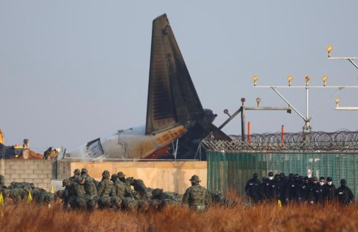 Cảnh sát Hàn Quốc đột kích sân bay Muan sau vụ tai nạn thảm khốc của Jeju Air- Ảnh 1.