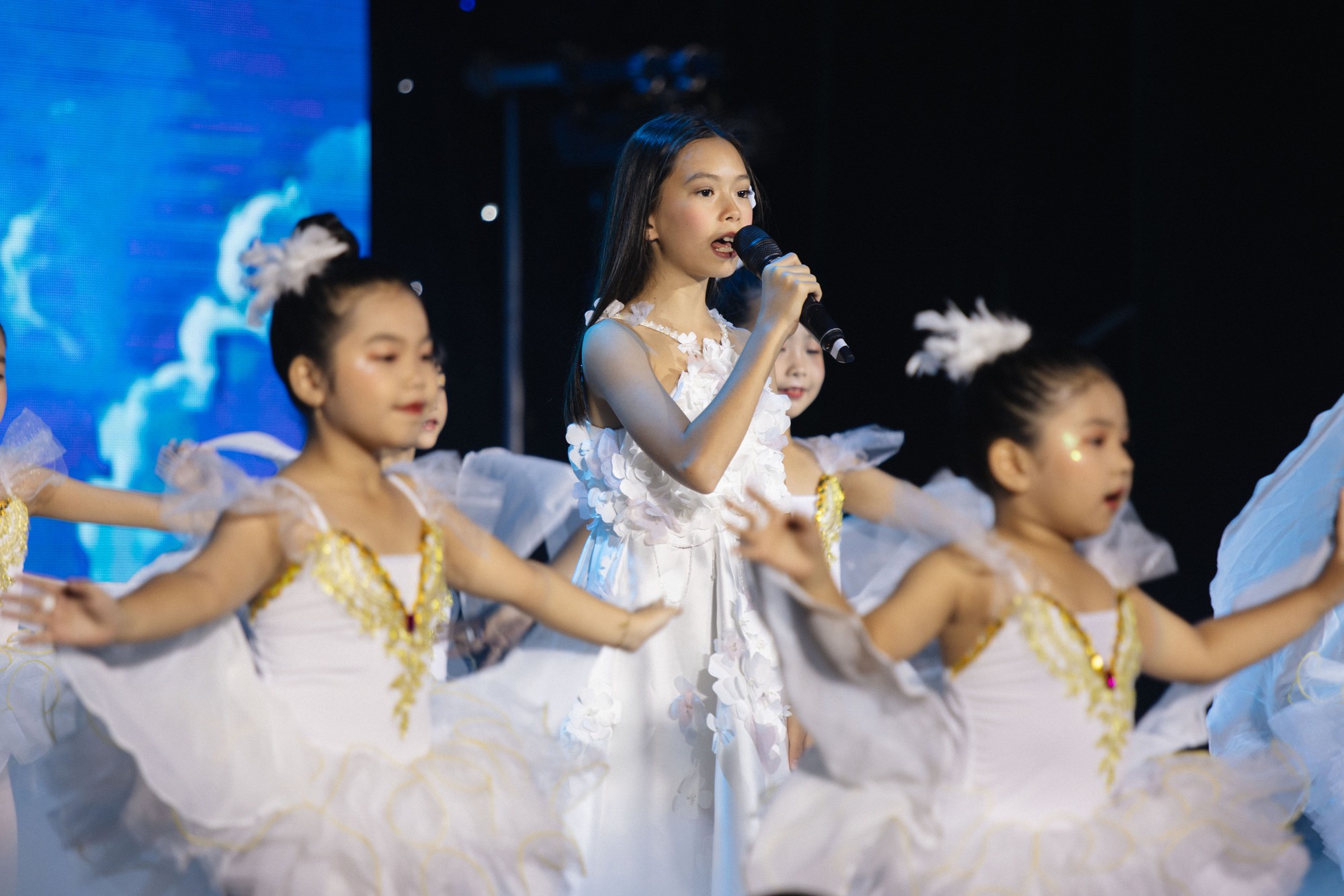 Dàn nhóc tỳ nhà Hoa hậu Hà Kiều Anh - Đoan Trang - Linh Nga bất ngờ gây sốt- Ảnh 3.