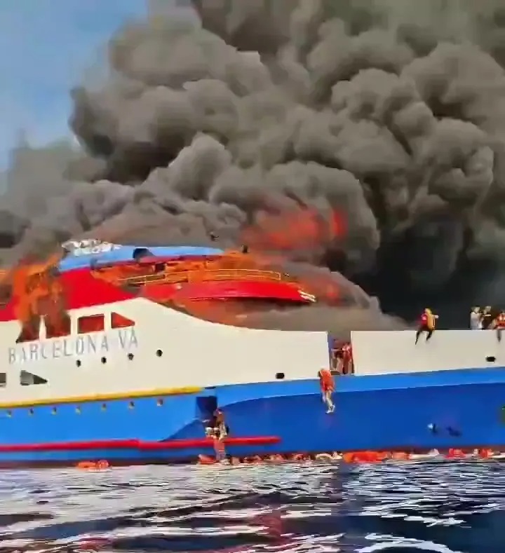 Hành khách nhảy xuống biển để thoát thân khỏi con tàu đang bốc cháy ngùn ngụt, tiếng la hét khắp nơi- Ảnh 1.