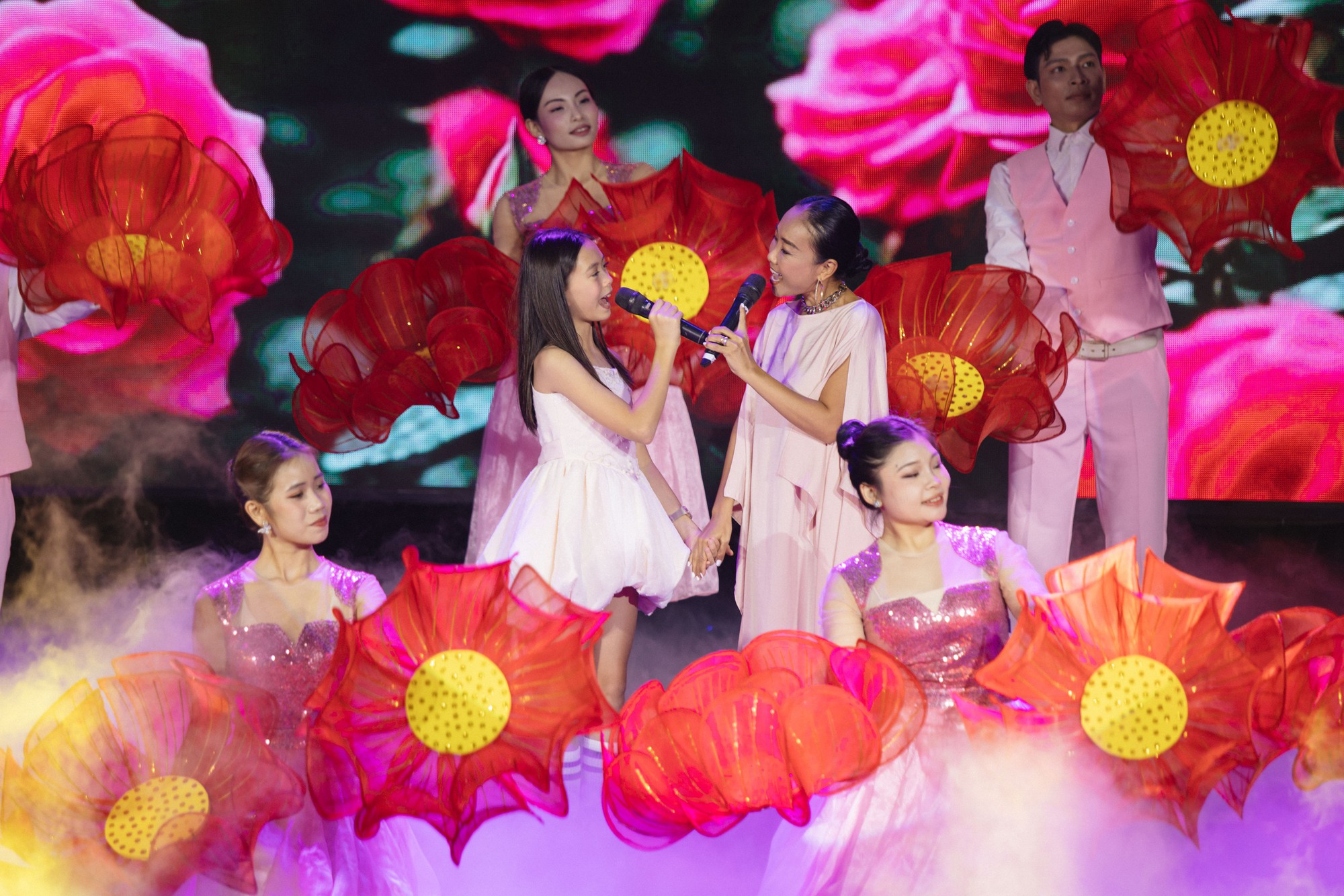 Dàn nhóc tỳ nhà Hoa hậu Hà Kiều Anh - Đoan Trang - Linh Nga bất ngờ gây sốt- Ảnh 2.