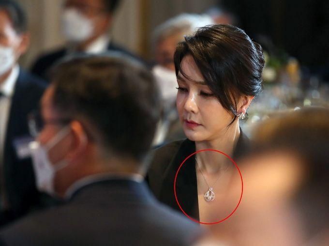 Túi xách Dior và giày Chanel cỡ 39 đã đẩy cựu đệ nhất phu nhân Hàn Quốc vào phòng giam như thế nào?- Ảnh 2.