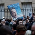 Cựu tổng thống Pháp nắm tay vợ trên đường đến nhà tù 2mzjjgauqbpunndrfmultnkxhy 1761040680523 1761040680912150998839