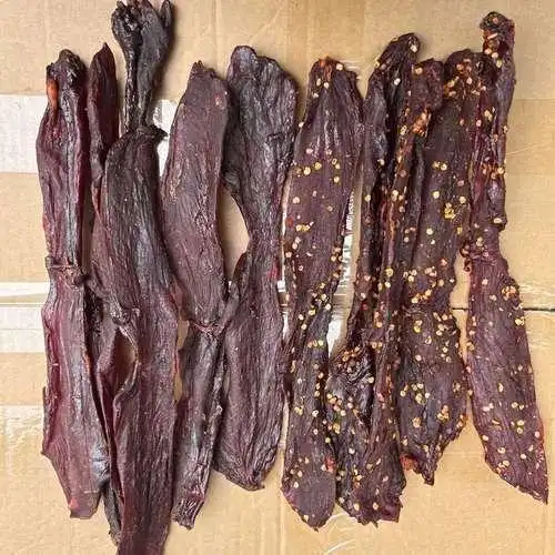 Nhận tin báo, cảnh sát đột kích nhà máy trên núi, triệt phá đường dây sản xuất thịt bò khô từ vịt doanh thu 36 tỷ đồng/tháng, bắt giữ 23 người- Ảnh 1.