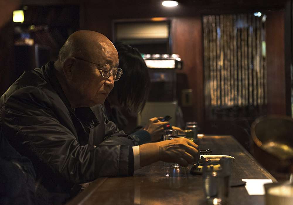 Nhiếp ảnh gia dùng 35 năm để chụp những người đi ăn một mình trong nhà hàng: Kết quả khiến người xem lặng người- Ảnh 1.