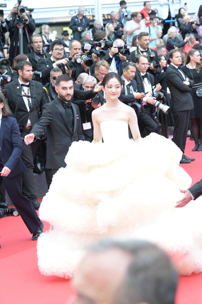 Clip 1 sao nữ Cbiz bị 4 bảo vệ Cannes cùng lúc đuổi khỏi thảm đỏ vẫn