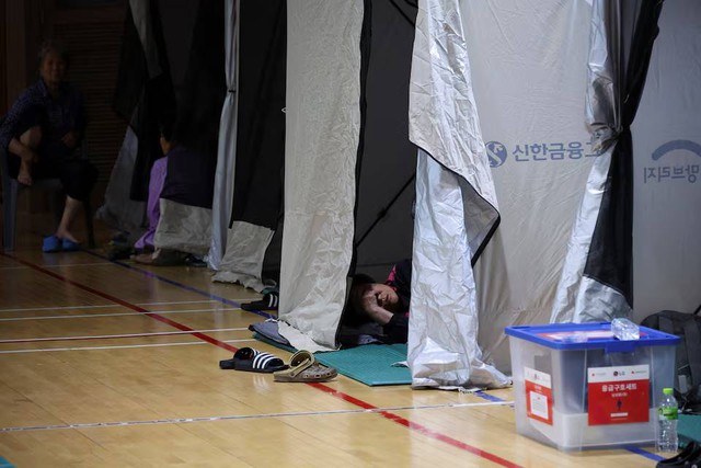 Hàn Quốc ngày thứ 3 oằn mình trong mưa lũ lịch sử: Siêu thị, Starbucks ngập kinh hoàng, ô tô chỉ thấy nóc, 5.000 người bỗng