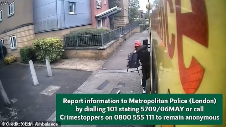 Khoảnh khắc tên trộm táo tợn đập kính xe cấp cứu lấy đồ của nhân viên y tế- Ảnh 3. Khoảnh khắc tên trộm táo tợn đập kính xe cấp cứu lấy đồ của nhân viên y tế- Ảnh 3.