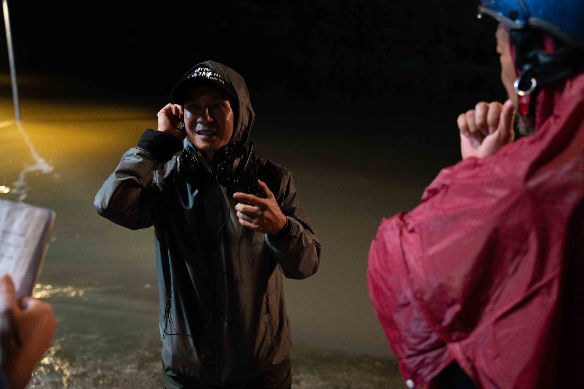 Cảnh quay sốc nhất Lật Mặt 8: Nước lũ cuốn trôi thiết bị, Lý Hải liều mình lao vào nguy hiểm- Ảnh 2. Cảnh quay sốc nhất Lật Mặt 8: Nước lũ cuốn trôi thiết bị, Lý Hải liều mình lao vào nguy hiểm- Ảnh 2.