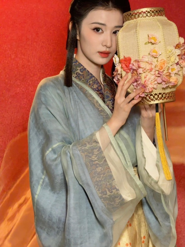 Mỹ nhân cổ trang đẹp nhất Tết Nguyên đán 2025: Nhan sắc phong thần hơn cả tranh vẽ- Ảnh 13. Mỹ nhân cổ trang đẹp nhất Tết Nguyên đán 2025: Nhan sắc phong thần hơn cả tranh vẽ- Ảnh 13.