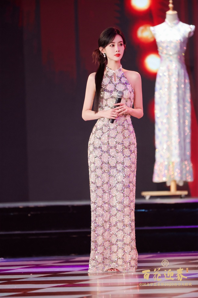 Mỹ nhân cổ trang đẹp nhất 2024 khoe nhan sắc tuyệt mỹ dịp Tết 2025: Nghiêng nước nghiêng thành xem mà rung động- Ảnh 1. Mỹ nhân cổ trang đẹp nhất 2024 khoe nhan sắc tuyệt mỹ dịp Tết 2025: Nghiêng nước nghiêng thành xem mà rung động- Ảnh 1.