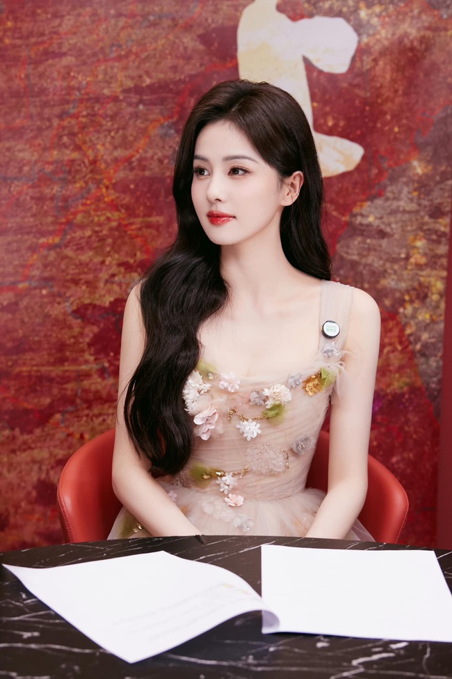 Mỹ nhân Trung Quốc đi tuyên truyền phim mới mà đẹp hết phần thiên hạ: Nhan sắc như nữ thần không một điểm chê- Ảnh 3. Mỹ nhân Trung Quốc đi tuyên truyền phim mới mà đẹp hết phần thiên hạ: Nhan sắc như nữ thần không một điểm chê- Ảnh 3.