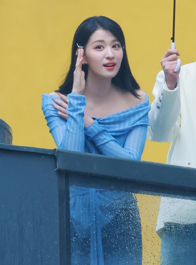 Mỹ nhân Trung Quốc đi ghi hình mà đẹp lịm con tim: Nhan sắc