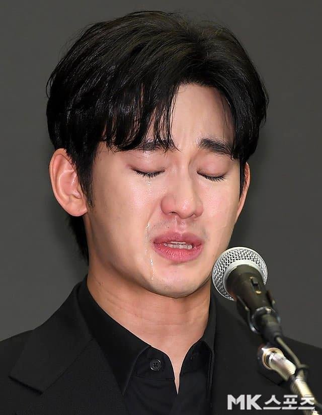 Kim Soo Hyun khóc nấc, liên tục lau nước mắt trong gần 1 tiếng họp báo.
