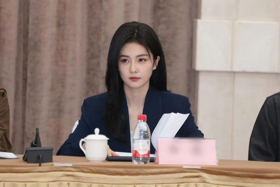 3-17446890477341707355438-1744689283360-17446892837482105374439-1744693133728-17446931342741244704415 "Bạn gái công chức" đẹp nhất Trung Quốc hiện tại: Nhan sắc phong thần lên thẳng Hot Search 3 17446890477341707355438 1744689283360 17446892837482105374439 1744693133728 17446931342741244704415