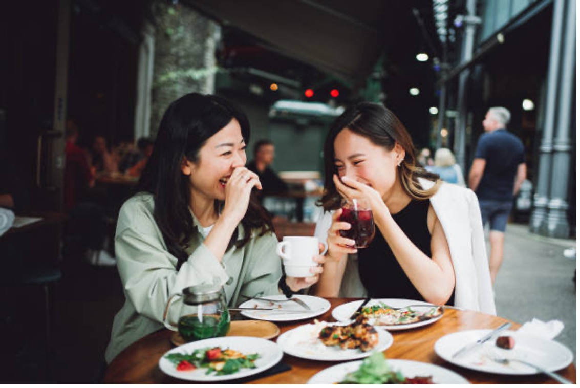 2 người phụ nữ mua suất buffet 350.000 đồng/người, gói gần 3 triệu đồng tiền đồ ăn đem về vẫn khẳng định: “Chúng tôi hơi thiệt thòi”- Ảnh 2.