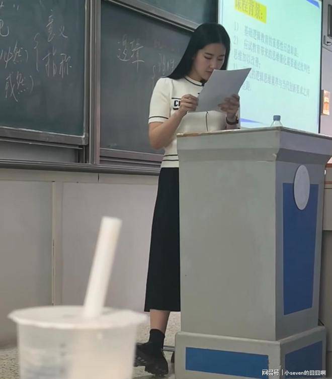 Nữ giảng viên giống hệt Lưu Diệc Phi, mặc áo 62 triệu đi dạy học - 3