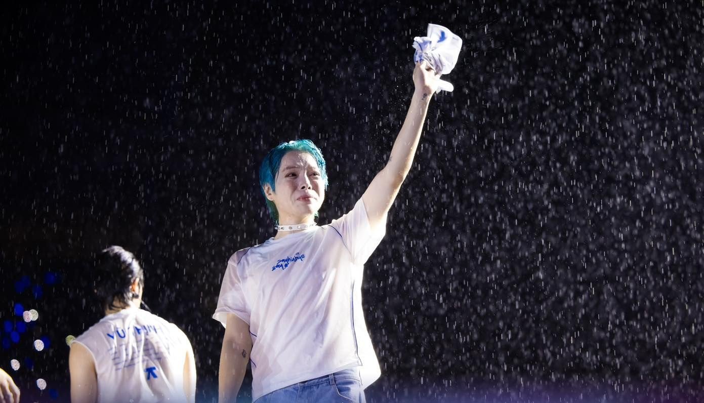 3-1746950358-630-width1391height796 Tranh cãi fan ướt như chuột lột đu Trấn Thành và 30 anh trai dưới mưa - 4