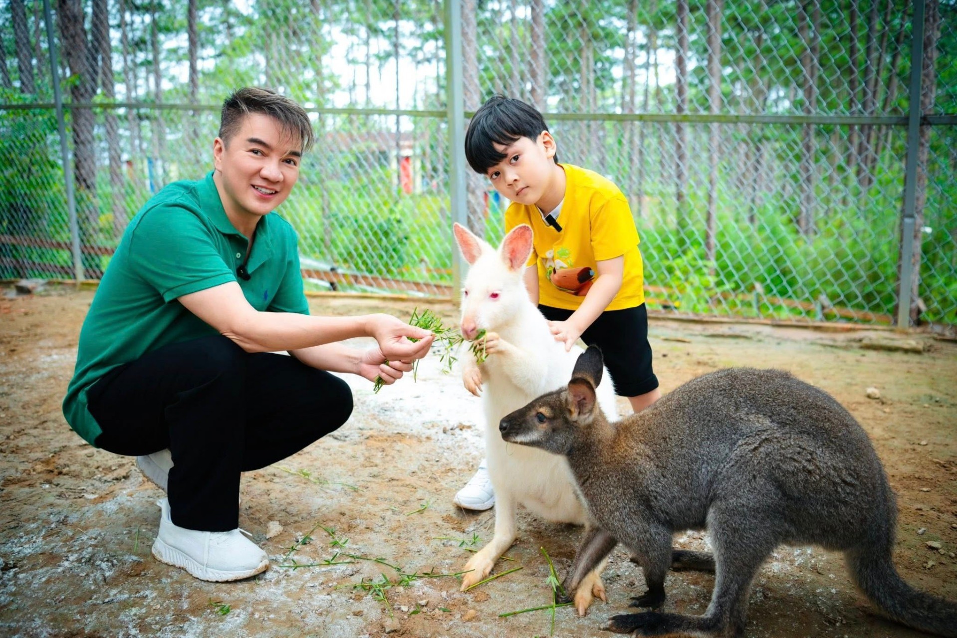 Đàm Vĩnh Hưng và con trai.