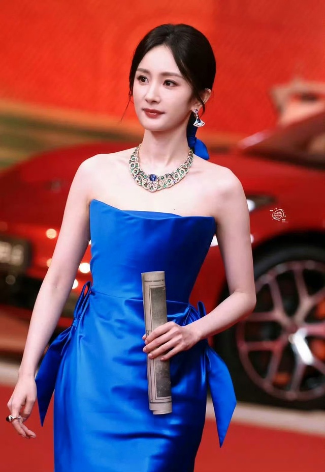 Sốc visual tuyệt đối xinh đẹp của Dương Mịch: Nhan sắc phá đảo cam thường, lên đồ đẳng cấp bùng nổ MXH- Ảnh 4. Sốc visual tuyệt đối xinh đẹp của Dương Mịch: Nhan sắc phá đảo cam thường, lên đồ đẳng cấp bùng nổ MXH- Ảnh 4.