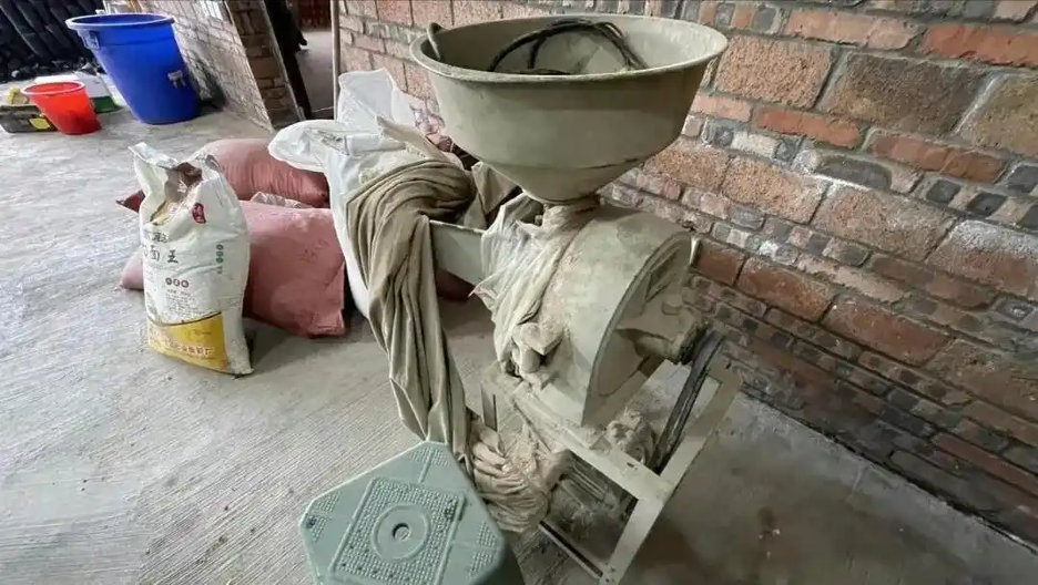 Theo dõi 100.000 gói hàng bất thường, cảnh sát triệt phá đường dây sản xuất thuốc giả doanh thu 765 tỷ đồng, tịch thu 500kg thuốc trong căn biệt thự- Ảnh 3.