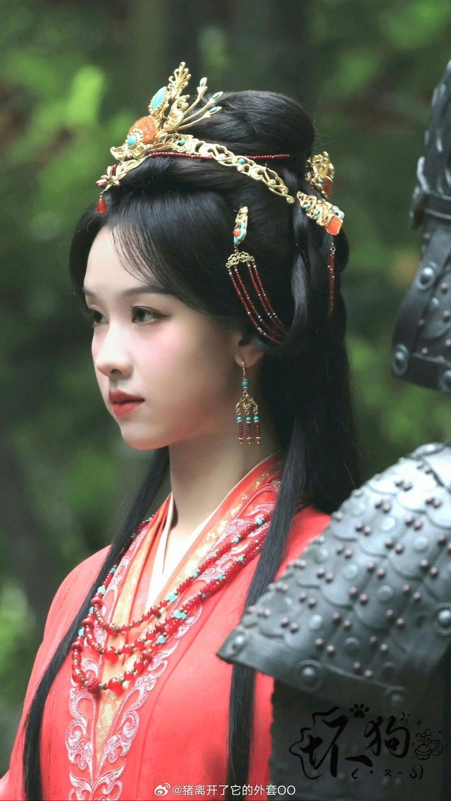 Nữ thần sắc đẹp vung tay 1 cái cũng viral khắp MXH: Nhan sắc trăm người ngắm vạn người yêu, đẹp đến độ tưởng tiên trên trời- Ảnh 1.