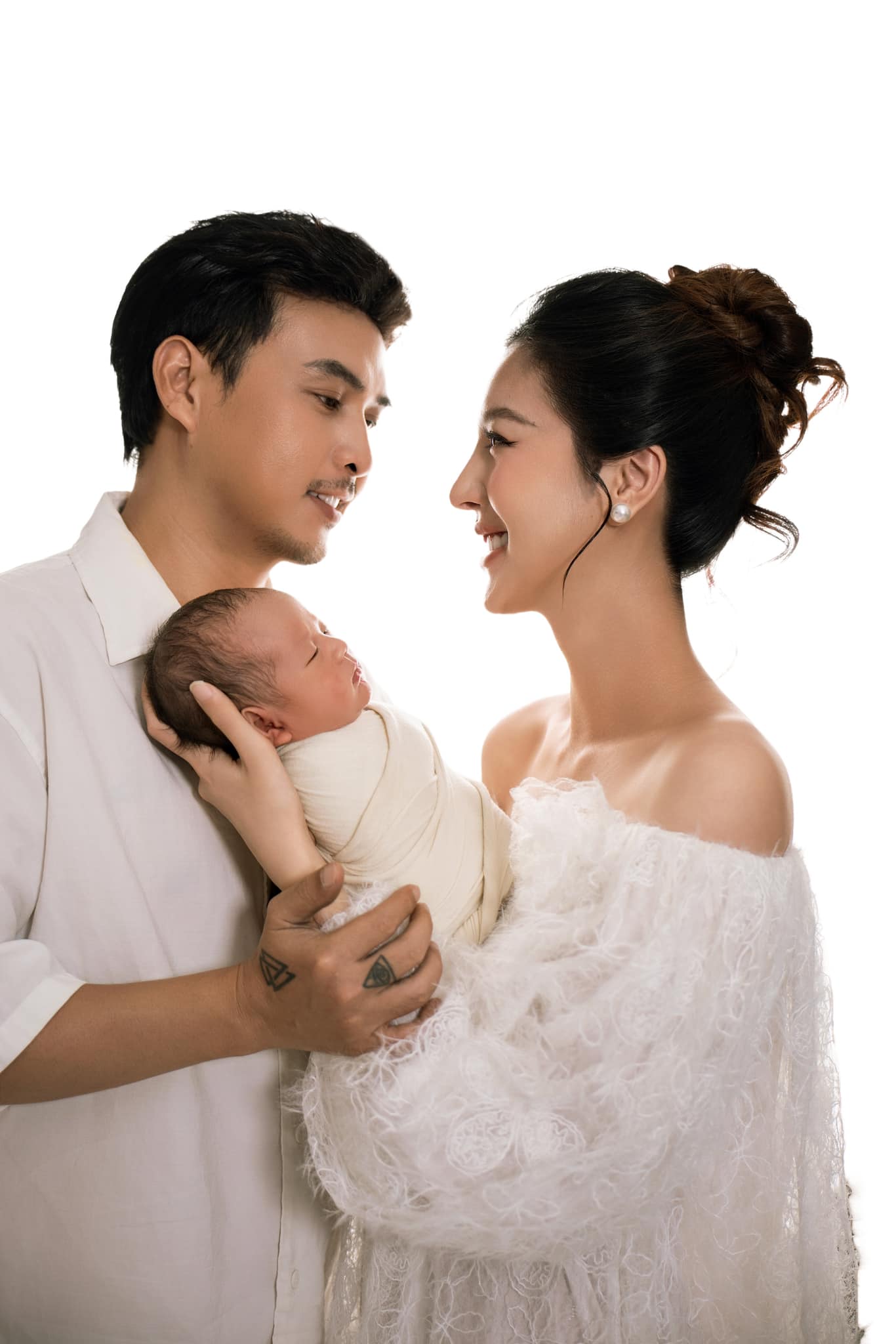 Sao nam Vbiz quyết cưới sau 3 tháng hẹn hò, không lãng mạn vẫn được vợ yêu hết lòng- Ảnh 6. Sao nam Vbiz quyết cưới sau 3 tháng hẹn hò, không lãng mạn vẫn được vợ yêu hết lòng- Ảnh 6.