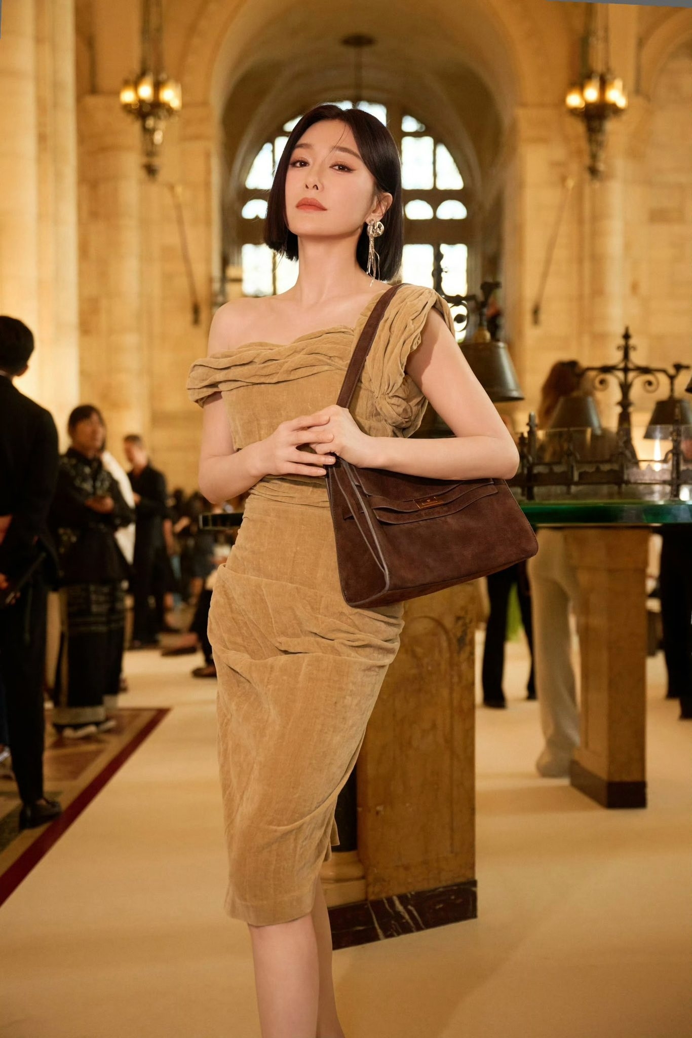 Cả phố náo loạn khi mỹ nhân này vừa bước xuống xe: Người đâu mà đẹp thế không biết, sang đến từng hơi thở- Ảnh 9.