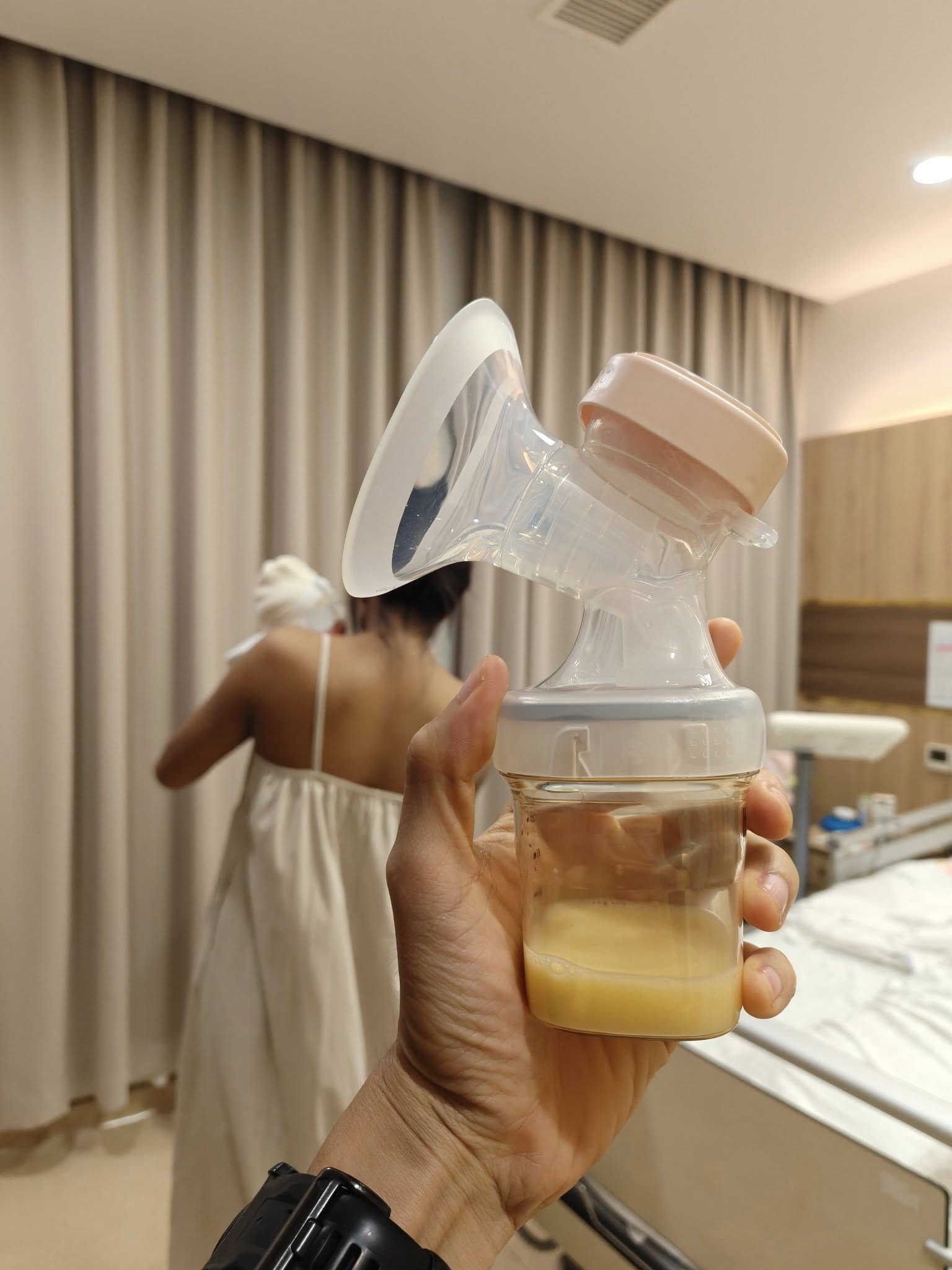 Vợ chồng Hoa hậu H'Hen Niê thức trắng đêm trông con, chắt chiu từng giọt sữa non cho con bú- Ảnh 2.