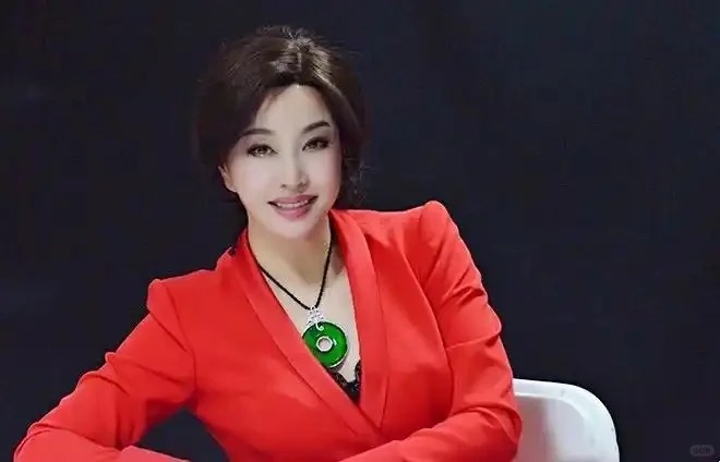 Vì sao Lưu Hiểu Khánh được mệnh danh là “Nữ hoàng phỉ thúy” của showbiz Hoa ngữ?- Ảnh 1.