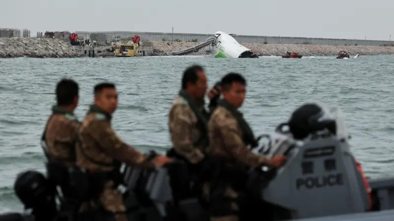 Cận cảnh hiện trường máy bay gãy đôi, 2 nhân viên mặt đất tử nạn thảm khốc ở sân bay Hồng Kông (Trung Quốc)- Ảnh 3. Cận cảnh hiện trường máy bay gãy đôi, 2 nhân viên mặt đất tử nạn thảm khốc ở sân bay Hồng Kông (Trung Quốc)- Ảnh 3.