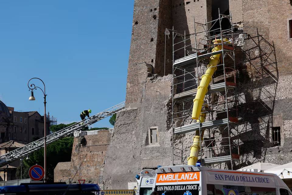Tháp cổ ở Rome bị sập, đè chết công nhân- Ảnh 3.
