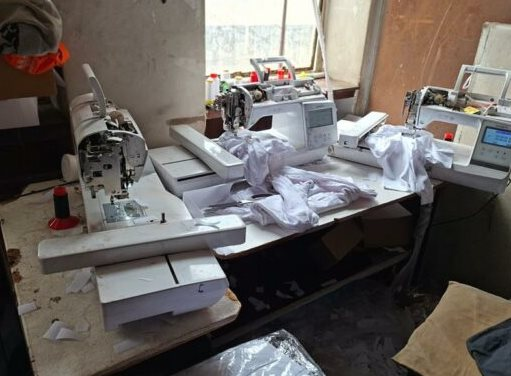 Đột kích một trung tâm mua sắm sầm uất, cảnh sát thu giữ loạt sản phẩm nhái thương hiệu Nike, Puma, quần áo, máy khâu,... số lượng lớn, tổng giá trị hơn 14 tỷ đồng- Ảnh 2.