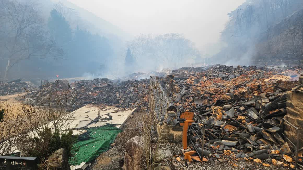 Thảm họa cháy rừng Hàn Quốc bước sang ngày thứ 5: 10.000 lính cứu hỏa vẫn không dập được lửa, số người chết tiếp tục tăng, di tích ngàn năm chỉ còn lại tro tàn- Ảnh 12.