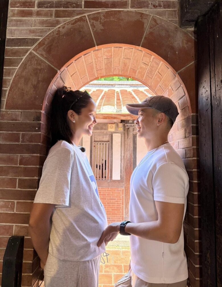 Hoa hậu H'Hen Niê sinh con đầu lòng: Chồng nhiếp ảnh gia khóc khi vợ Hoa hậu H'Hen Niê sinh con đầu lòng: Chồng nhiếp ảnh gia khóc khi vợ