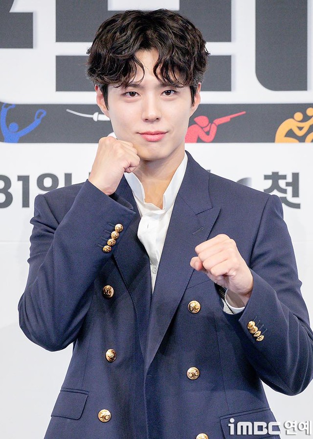 Visual gây sốc của Park Bo Gum ở họp báo phim mới: Visual gây sốc của Park Bo Gum ở họp báo phim mới: