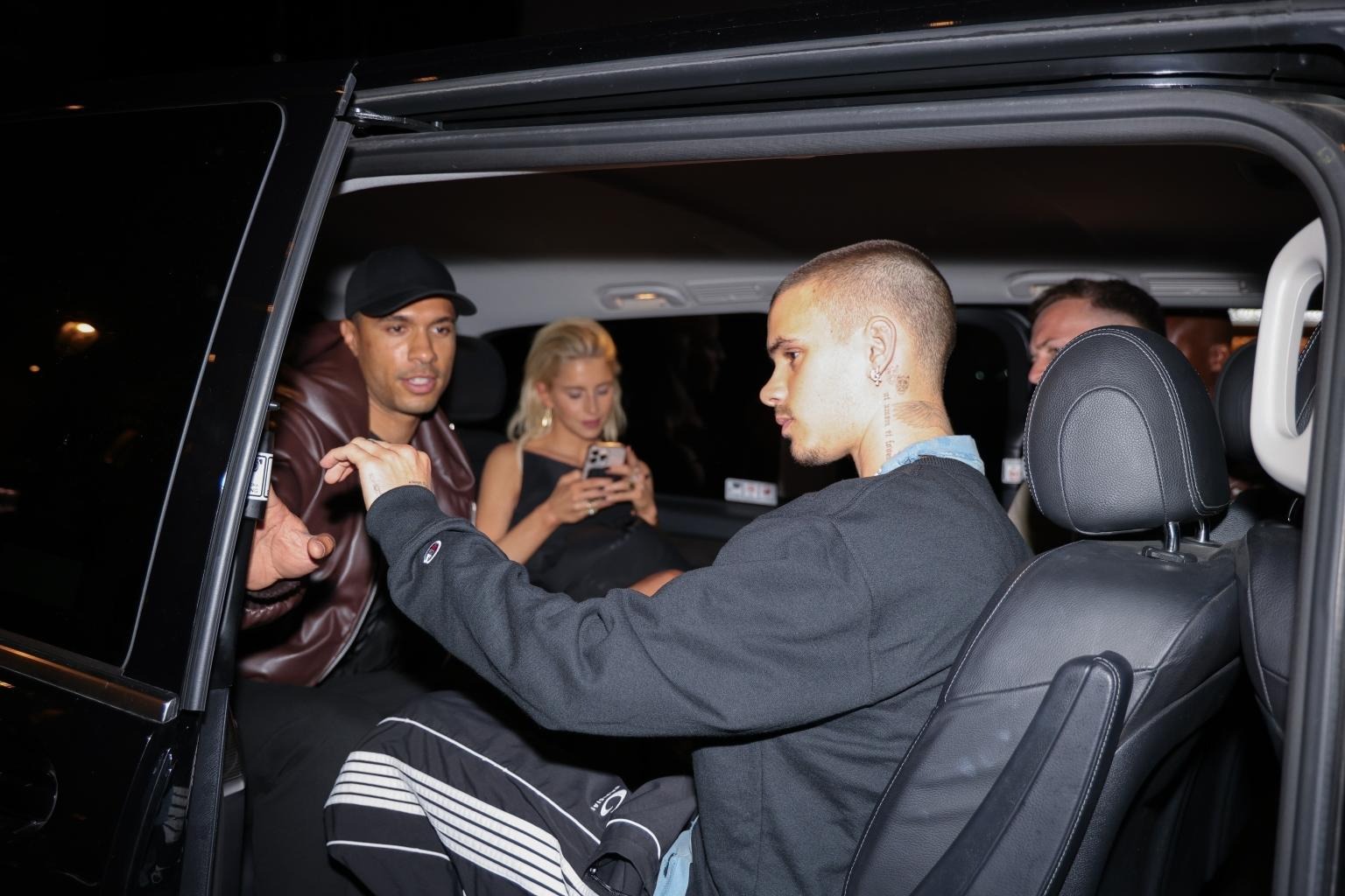 Romeo Beckham nghi qua đêm bên người mẫu hơn 7 tuổi chỉ sau 2 ngày công khai Romeo Beckham nghi qua đêm bên người mẫu hơn 7 tuổi chỉ sau 2 ngày công khai