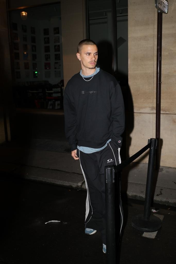 Romeo Beckham nghi qua đêm bên người mẫu hơn 7 tuổi chỉ sau 2 ngày công khai Romeo Beckham nghi qua đêm bên người mẫu hơn 7 tuổi chỉ sau 2 ngày công khai