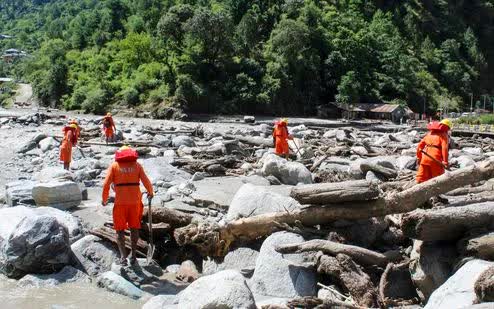 Tìm kiếm những người mất tích sau trận lũ quét do mưa lớn gây ra tại thung lũng Sainj thuộc quận Kullu, bang Himachal Pradesh (Ảnh: PTI)