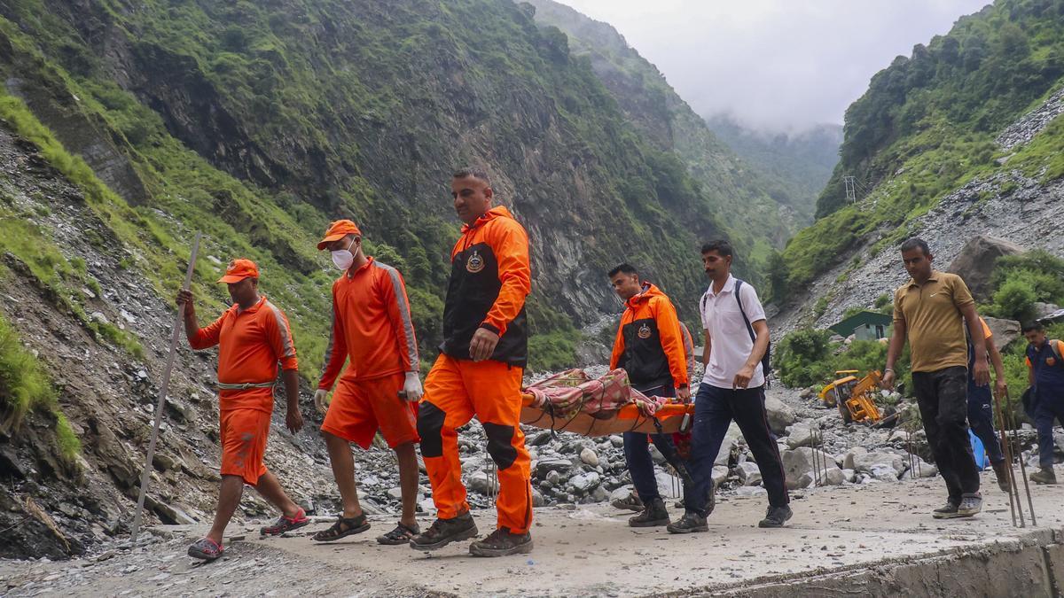 Ấn Độ: Lũ quét tàn phá bang Himachal Pradesh, 17 người tử vong- Ảnh 2. Ấn Độ: Lũ quét tàn phá bang Himachal Pradesh, 17 người tử vong- Ảnh 2.