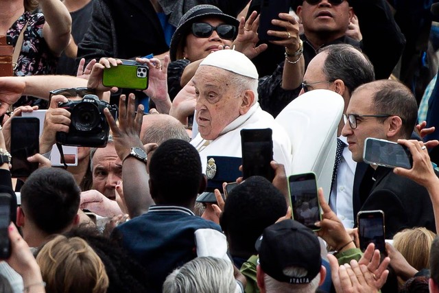 Những khoảnh khắc cuối cùng của Giáo hoàng Francis: Nụ cười từ Vương cung Thánh đường Phêrô và lời nói cuối- Ảnh 3.