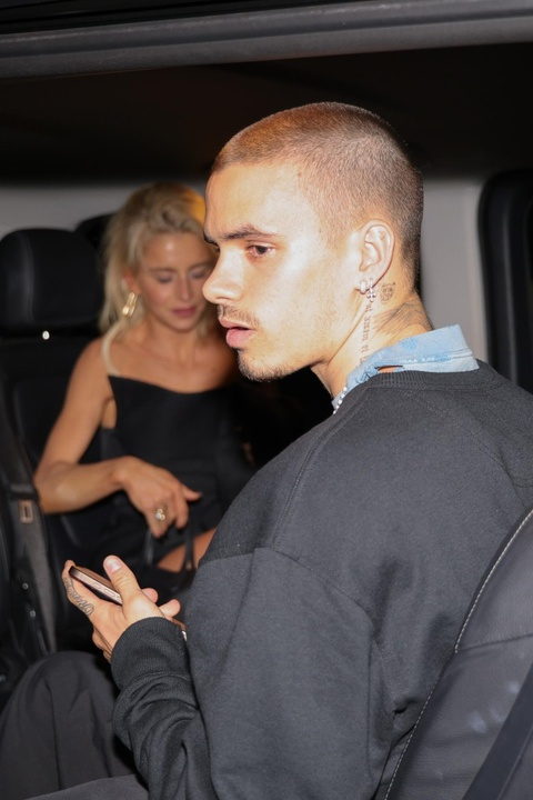 Romeo Beckham nghi qua đêm bên người mẫu hơn 7 tuổi chỉ sau 2 ngày công khai Romeo Beckham nghi qua đêm bên người mẫu hơn 7 tuổi chỉ sau 2 ngày công khai