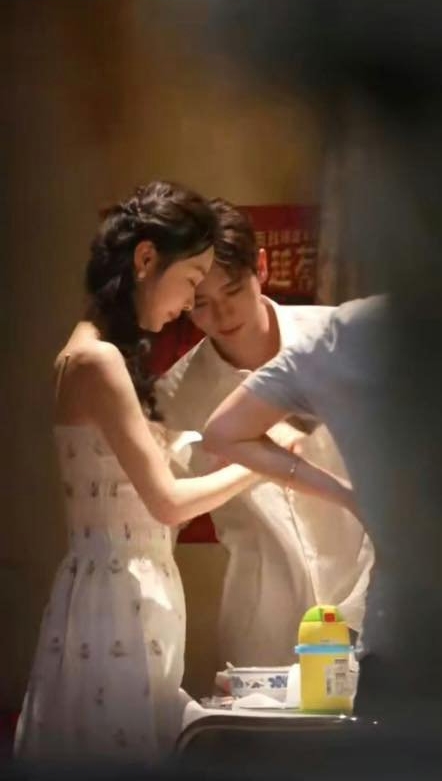 Tóm dính cặp đôi ngôn tình thân mật giữa nơi đông người: Bôi kem lên mũi nhau, cả MXH điên tiết ném đá- Ảnh 2.