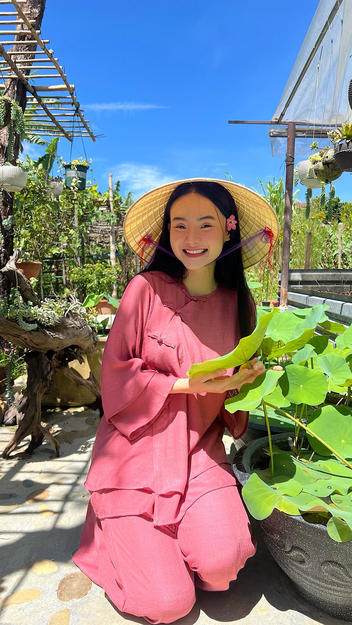 Bất ngờ trước cuộc sống hiện tại của em gái Angela Phương Trinh- Ảnh 1.