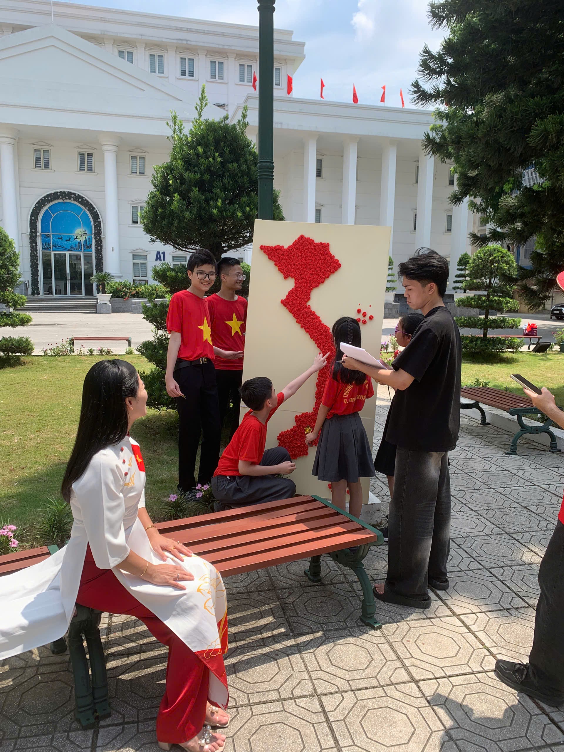 3113264312555015233-1756815258-93-width1920height2560 Nguyễn Minh Hiếu (áo đen) là biên đạo của MV