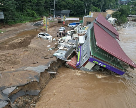 Toàn cảnh lũ lụt kinh hoàng ở Hàn Quốc: