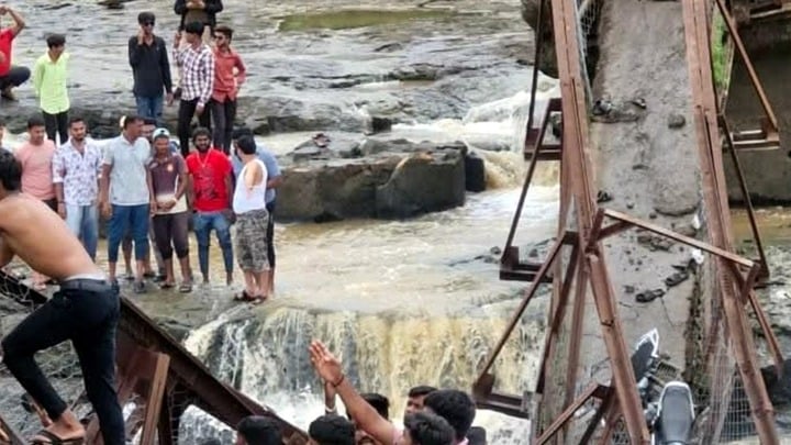 Sập cầu ở Ấn Độ: Ít nhất 6 người thiệt mạng, nhiều người bị cuốn trôi- Ảnh 1. Sập cầu ở Ấn Độ: Ít nhất 6 người thiệt mạng, nhiều người bị cuốn trôi- Ảnh 1.