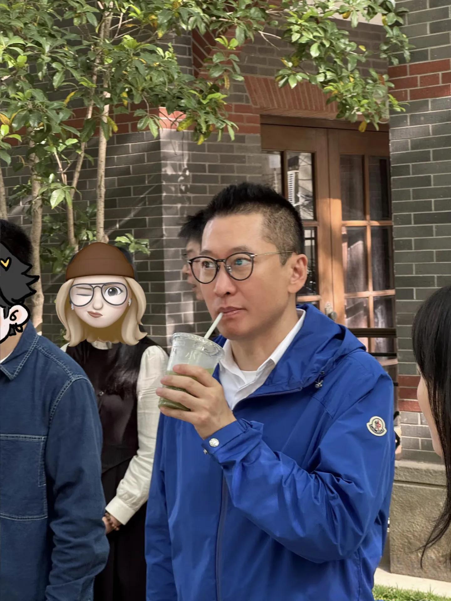 31744f65111b41f3b0a6fbd98c830261tplv-tt-origin-webgif-17454830147991892912811-1746246720395-17462467204702114324130 "Nhĩ Khang" Châu Kiệt ở tuổi 54: Dáng vẻ thư sinh, dung mạo như chưa từng thay đổi suốt 20 năm 31744f65111b41f3b0a6fbd98c830261tplv tt origin webgif 17454830147991892912811 1746246720395 17462467204702114324130